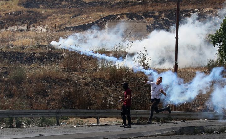 اصابات بالرصاص وبالاختناق والاحتلال يغلق الطريق المؤدي لجبل صبيح