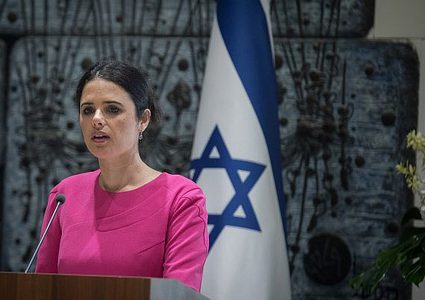 شاكيد تهدد برفض طلبات الشمل في حال عدم تمرير القانون