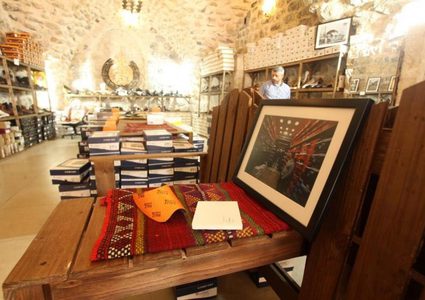 الخليل: افتتاح معرض "حكايا سوق" في البلدة القديمة