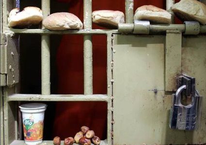 أسرى عوفر يرجعون وجبات طعامهم تضامنا مع الأسرى المضربين