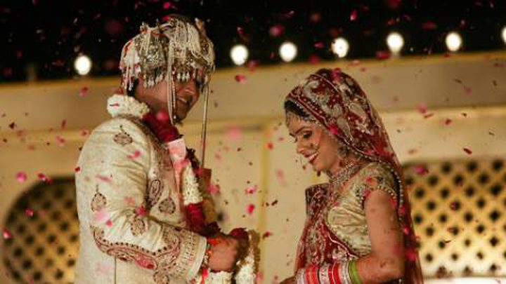عروس هندية تلغي حفل زفافها بسبب نظارة العريس