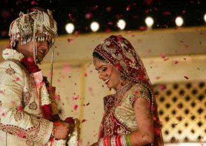 عروس هندية تلغي حفل زفافها بسبب نظارة العريس