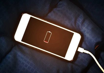 ما هي خطورة الشحن والتفريغ الكامل للهاتف الذكي؟