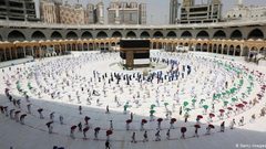 السعودية تقرر منع العاملين في موسم الحج المقبل من أداء المناسك