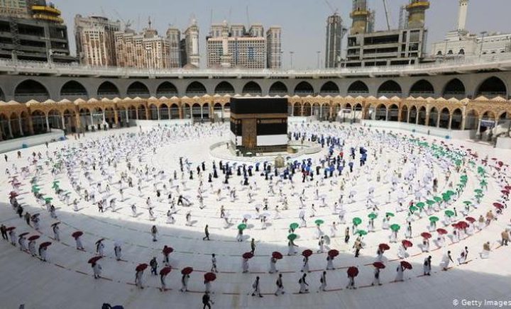السعودية تقرر منع العاملين في موسم الحج المقبل من أداء المناسك