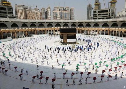 السعودية تقرر منع العاملين في موسم الحج المقبل من أداء المناسك
