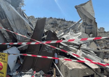 الاحتلال يحاصر حي البستان في سلوان ويشرع بهدم منشأة تجارية