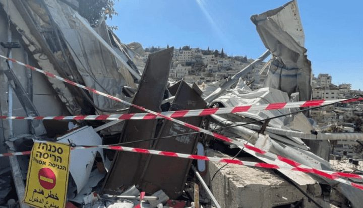 الاحتلال يحاصر حي البستان في سلوان ويشرع بهدم منشأة تجارية