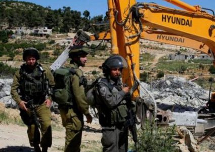 نابلس: الاحتلال يخطر بهدم 25 منزلا في قرية الساوية