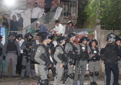 مستوطنون يعتدون على أهالي حي الشيخ جراح في القدس