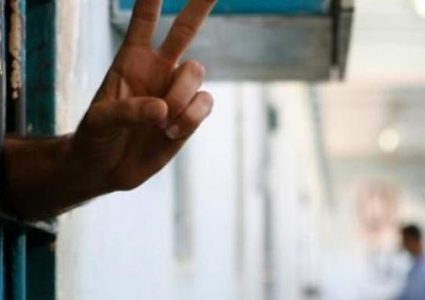 الأسير أبو فنونة يعلق إضرابه عن الطعام مقابل عدم تمديد إعتقاله