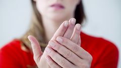 ما هو السبب الرئيسي وراء البرودة الغريبة للقدمين واليدين؟