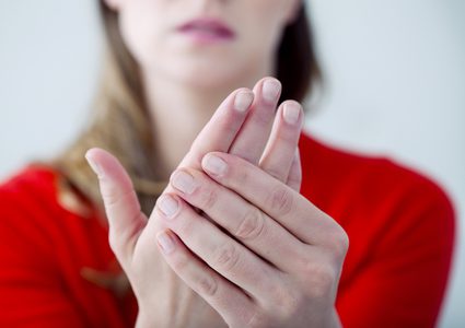 ما هو السبب الرئيسي وراء البرودة الغريبة للقدمين واليدين؟