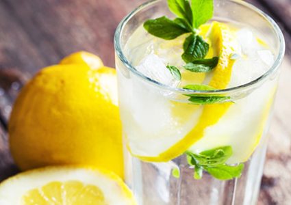 طبيب يقدم نصائح مهمة حول شرب الماء والليمون لإنقاص الوزن