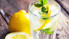 طبيب يقدم نصائح مهمة حول شرب الماء والليمون لإنقاص الوزن