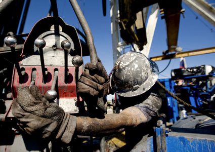 ارتفاع أسعار النفط قبيل قرار "أوبك+" بشأن خفض الإمدادات