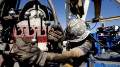 ارتفاع أسعار النفط قبيل قرار "أوبك+" بشأن خفض الإمدادات