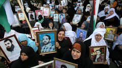 "هيئة الأسرى" تدعو أهالي الأسرى لاستلام بطاقات الصراف الآلي