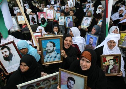 "هيئة الأسرى" تدعو أهالي الأسرى لاستلام بطاقات الصراف الآلي