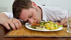 لماذا نشعر بالنعاس بعد تناول الطعام؟