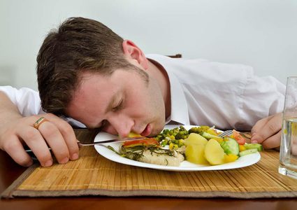 لماذا نشعر بالنعاس بعد تناول الطعام؟