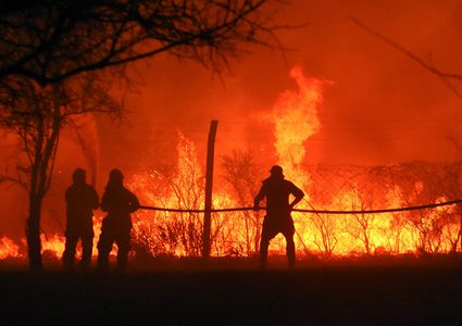 الاحتلال يزعم اندلاع حرائق في غلاف غزة بفعل البالونات