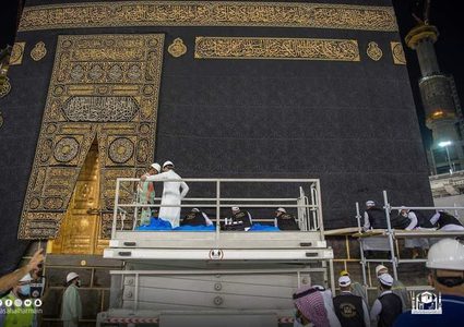 رَفع ثوب الكعبة المشرّفة استعدادًا لموسم الحج لهذا العام 1442 هـ