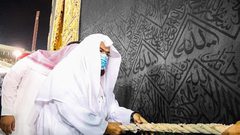 رَفع ثوب الكعبة المشرّفة استعدادًا لموسم الحج لهذا العام 1442 هـ