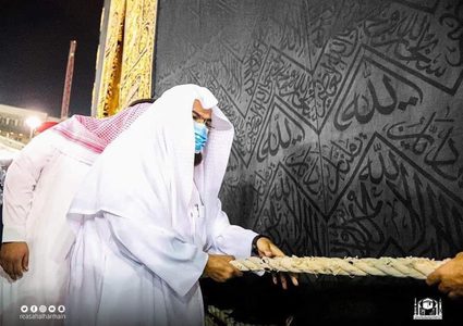 رَفع ثوب الكعبة المشرّفة استعدادًا لموسم الحج لهذا العام 1442 هـ