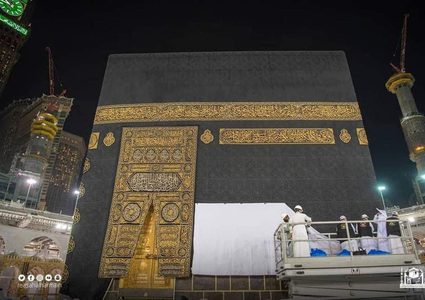 رَفع ثوب الكعبة المشرّفة استعدادًا لموسم الحج لهذا العام 1442 هـ