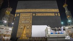 رَفع ثوب الكعبة المشرّفة استعدادًا لموسم الحج لهذا العام 1442 هـ