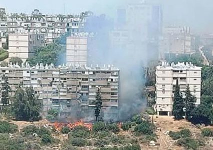 اندلاع حريق في منطقة مأهولة بالسكان في حيفا