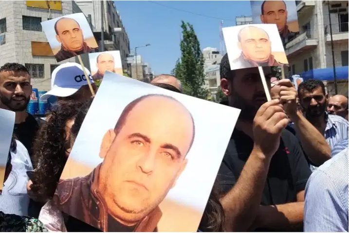 إحالة 14 شخصا للقضاء في قضية نزار بنات والتحقيقات مستمرة