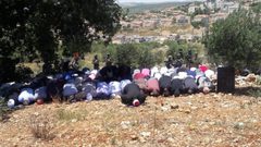 مواطنون يؤدون صلاة الجمعة على الأراضي المهددة بالاستيلاء في حزما
