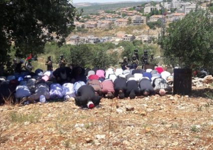 مواطنون يؤدون صلاة الجمعة على الأراضي المهددة بالاستيلاء في حزما