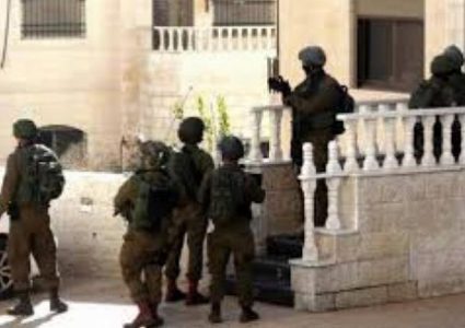 الاحتلال يداهم منزلا في طوباس ويستجوب قاطنيه