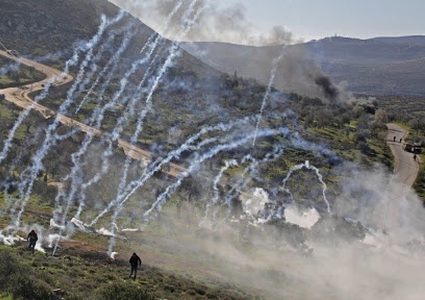 إصابات بالرصاص المعدني والاختناق بمواجهات مع الاحتلال في بيتا
