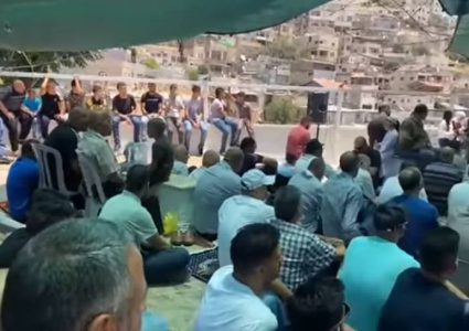 مواطنون يؤدون صلاة الجمعة في خيمة الاعتصام بحي البستان