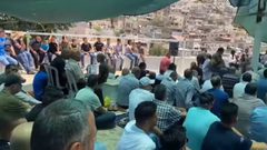 مواطنون يؤدون صلاة الجمعة في خيمة الاعتصام بحي البستان