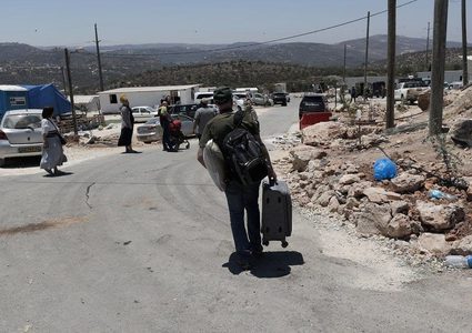 مستوطنون يغادرون البؤرة الاستيطانية "افيتار" جنوب نابلس