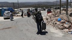 مستوطنون يغادرون البؤرة الاستيطانية "افيتار" جنوب نابلس