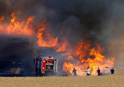 الاحتلال يزعم اندلاع حرائق في غلاف غزة بفعل البالونات الحارقة
