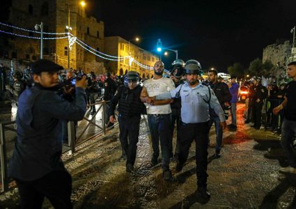 قوات الاحتلال تعتقل شابا من مخيم العروب شمال الخليل