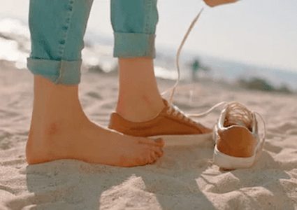 تعرف على فوائد المشي حافي القدمين