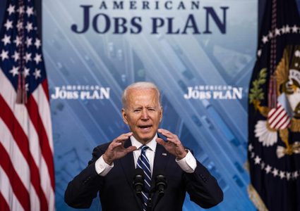 بايدن يشيد بانتعاش تاريخي للاقتصاد الأميركي