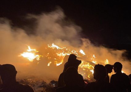 مستوطنون يضرمون النار في مساحات واسعة من أراضي جالود جنوب نابلس