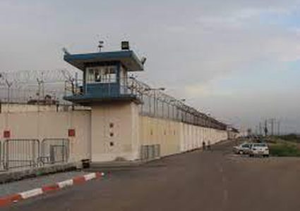 الاحتلال يماطل بتقديم العلاج لخمسة أسرى في النقب