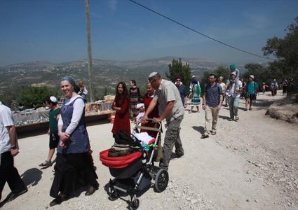 مئات المستوطنين يقتحمون مقاما في بلدة تقوع