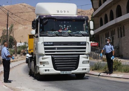 بيت لحم: الشرطة تضبط 3 شاحنات محملة بنفايات إسرائيلية لإفراغها