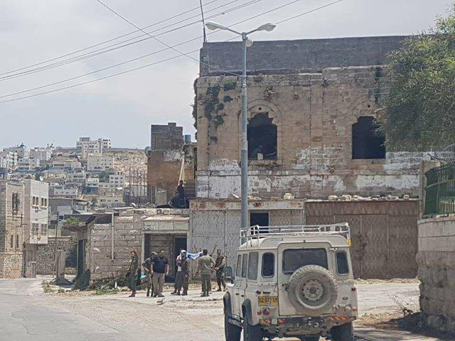 إصابة سيدة نتيجة اعتداء مستوطنين عليها في الخليل